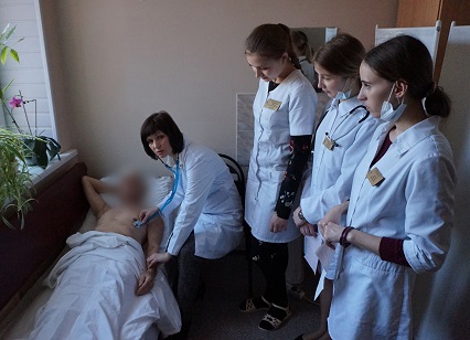 Доцент, к.м.н. Денисова А.Г. проводит осмотр пациента